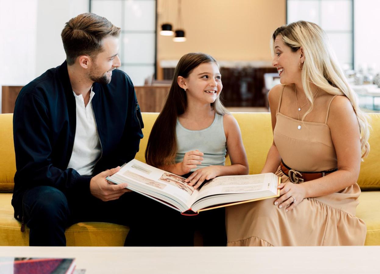 Ette Luxury Hotel & Spa Four Corners Buitenkant foto A family at the 2019 Toronto International Film Festival
