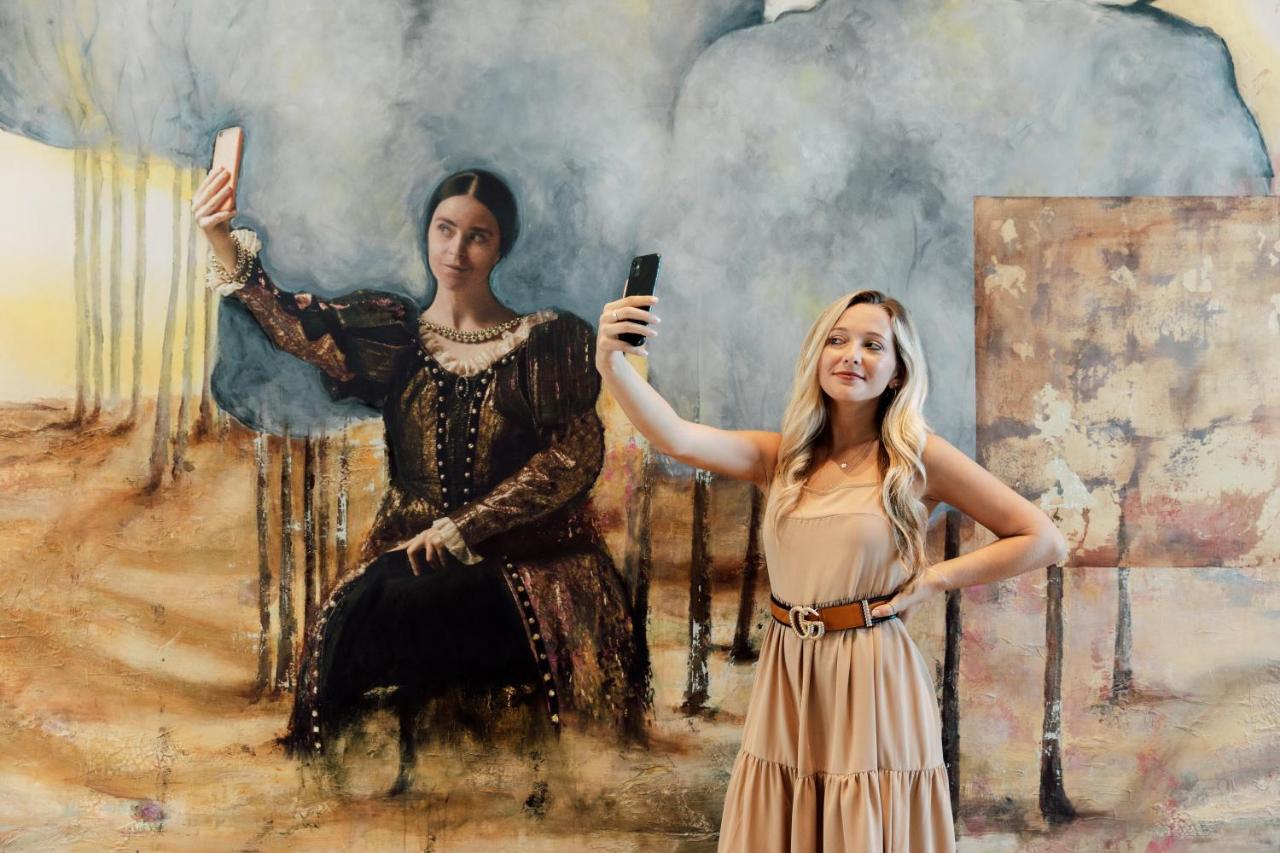 Ette Luxury Hotel & Spa Four Corners Buitenkant foto Self-portrait with a model
