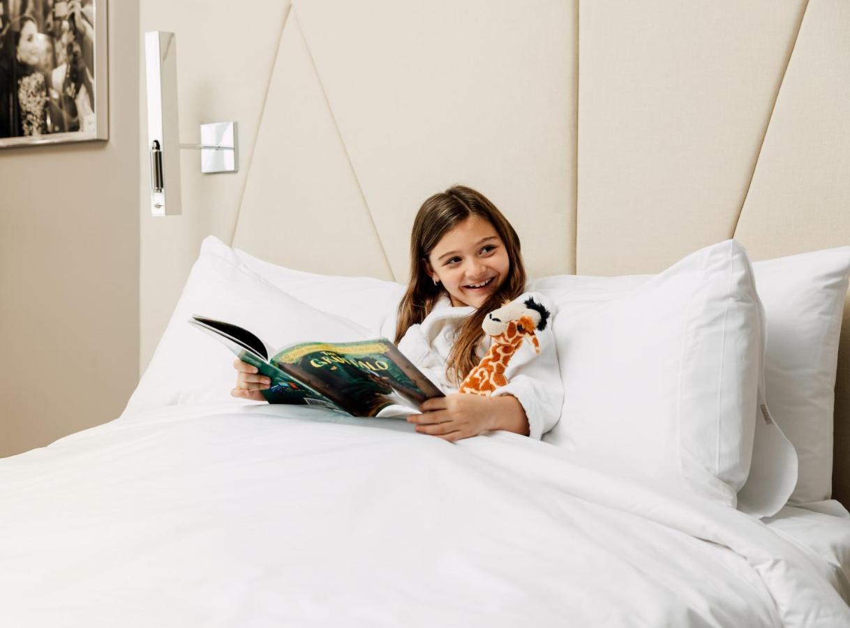Ette Luxury Hotel & Spa Four Corners Buitenkant foto A child in a hotel room