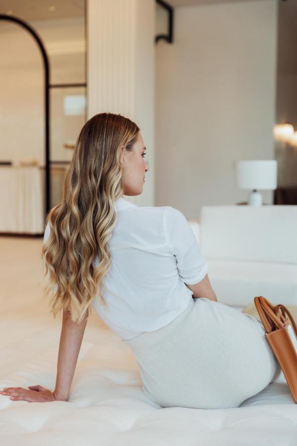 Ette Luxury Hotel & Spa Four Corners Buitenkant foto A woman with long hair