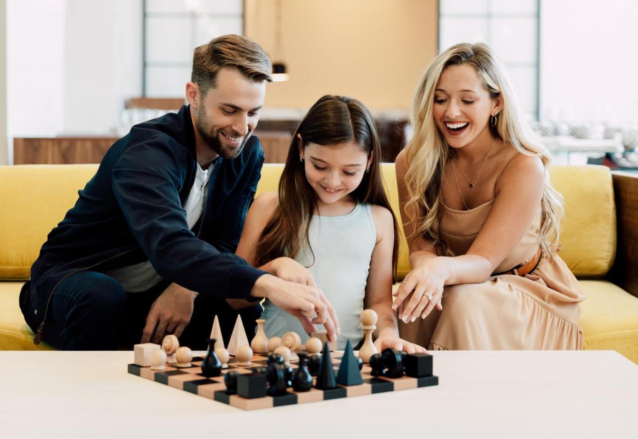 Ette Luxury Hotel & Spa Four Corners Buitenkant foto A family playing chess