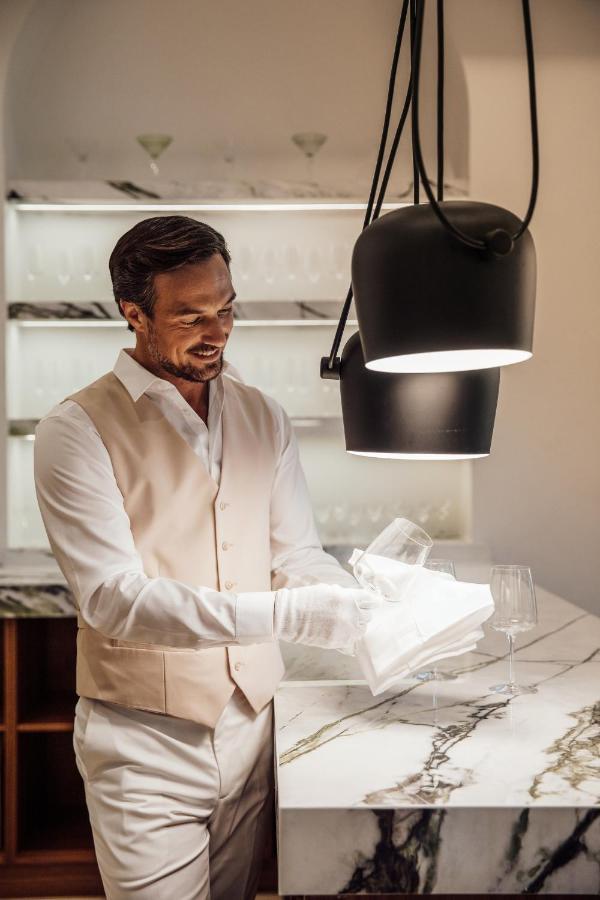 Ette Luxury Hotel & Spa Four Corners Buitenkant foto A butler washing dishes