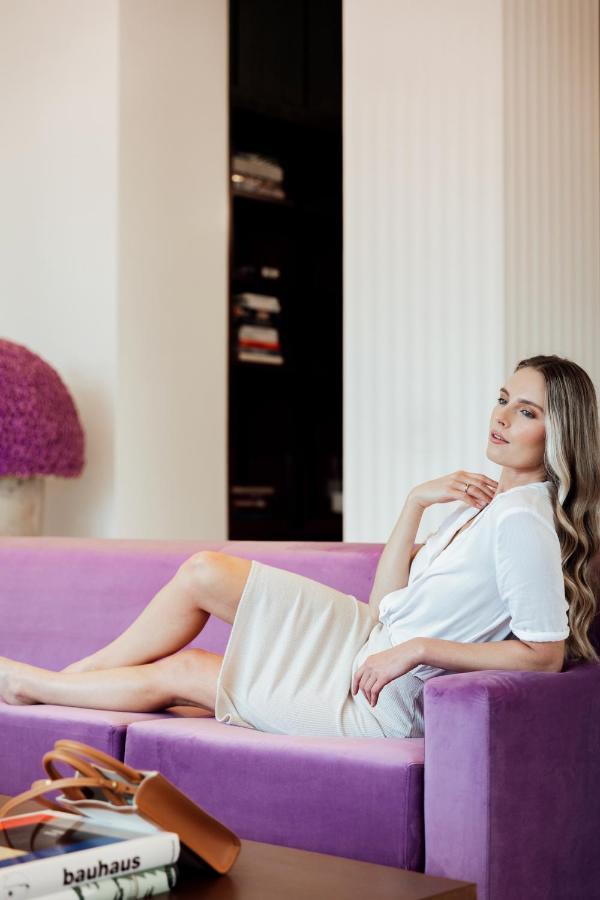 Ette Luxury Hotel & Spa Four Corners Buitenkant foto A woman relaxing on a sofa