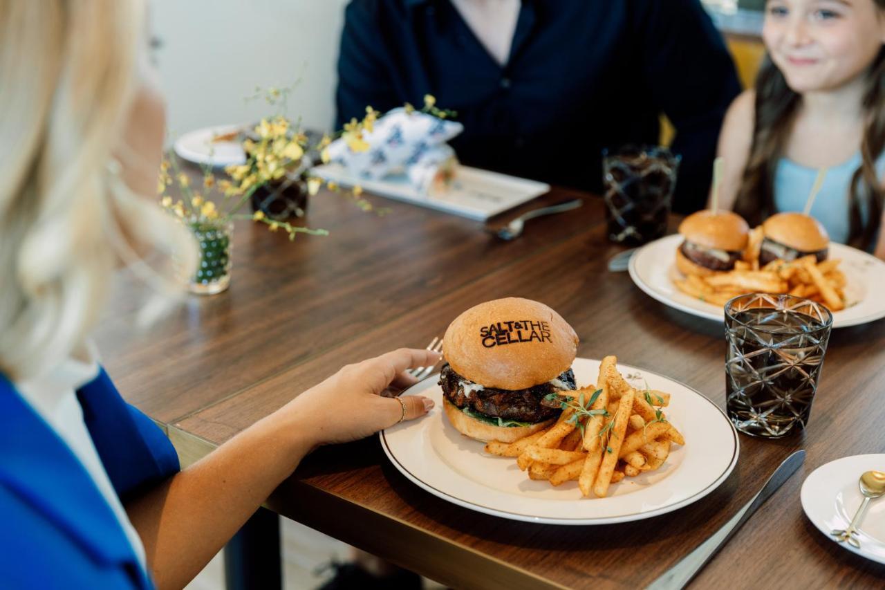 Ette Luxury Hotel & Spa Four Corners Buitenkant foto A burger at Saint Cellas