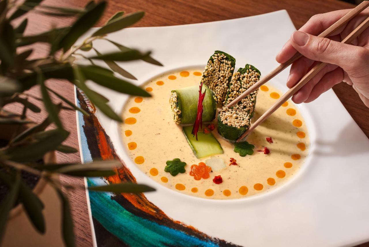 Ette Luxury Hotel & Spa Four Corners Buitenkant foto A bowl of Thai soup with sesame-coated tofu