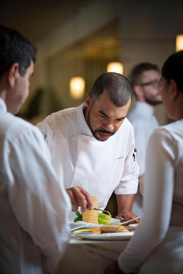 Ette Luxury Hotel & Spa Four Corners Buitenkant foto Chef preparing a dish