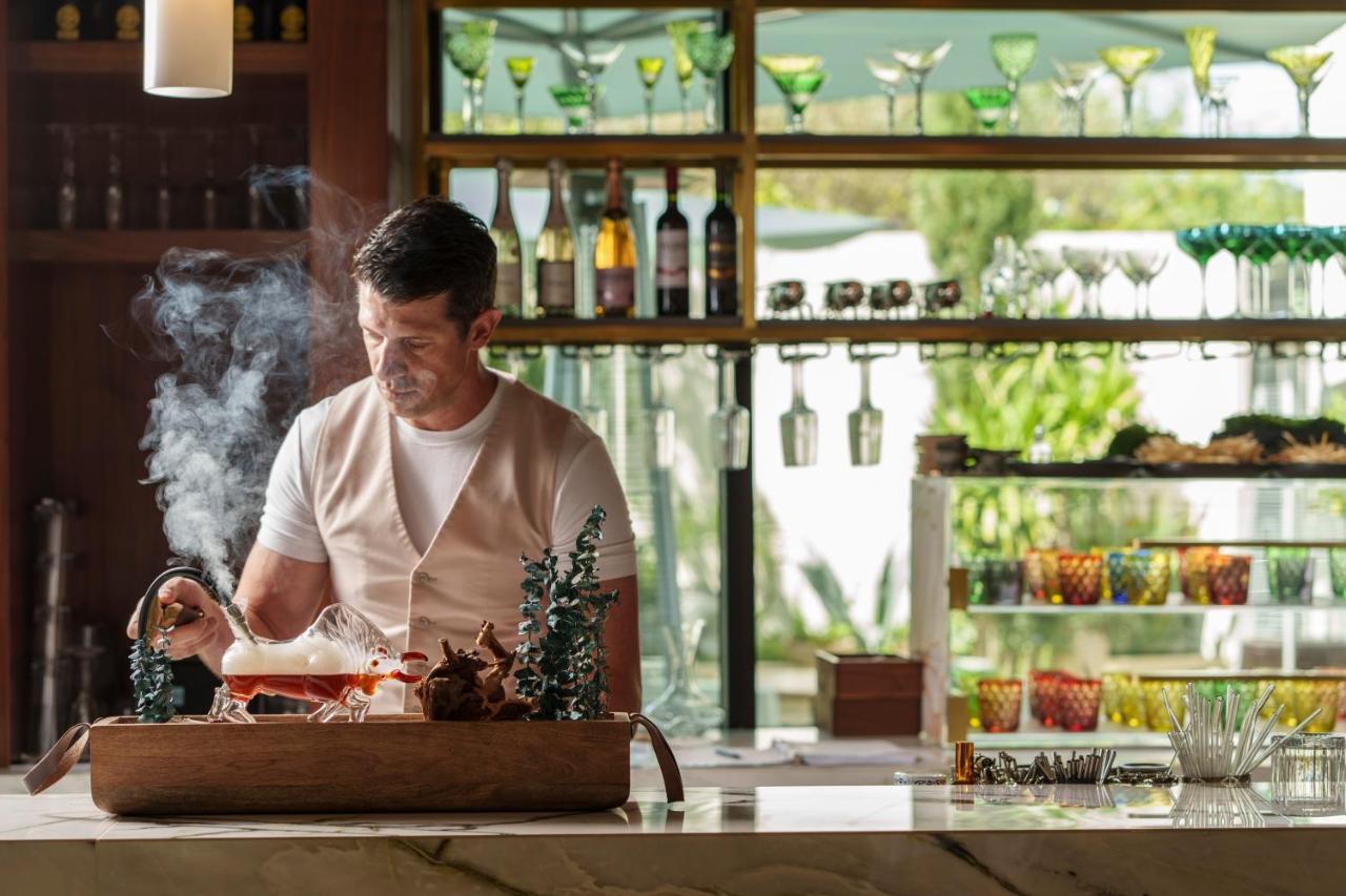 Ette Luxury Hotel & Spa Four Corners Buitenkant foto A chef preparing a meal
