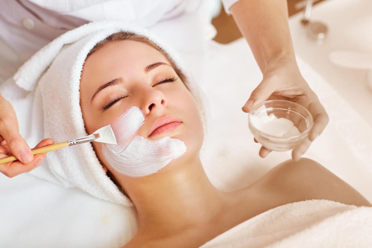 Ette Luxury Hotel & Spa Four Corners Buitenkant foto A woman receiving a facial treatment