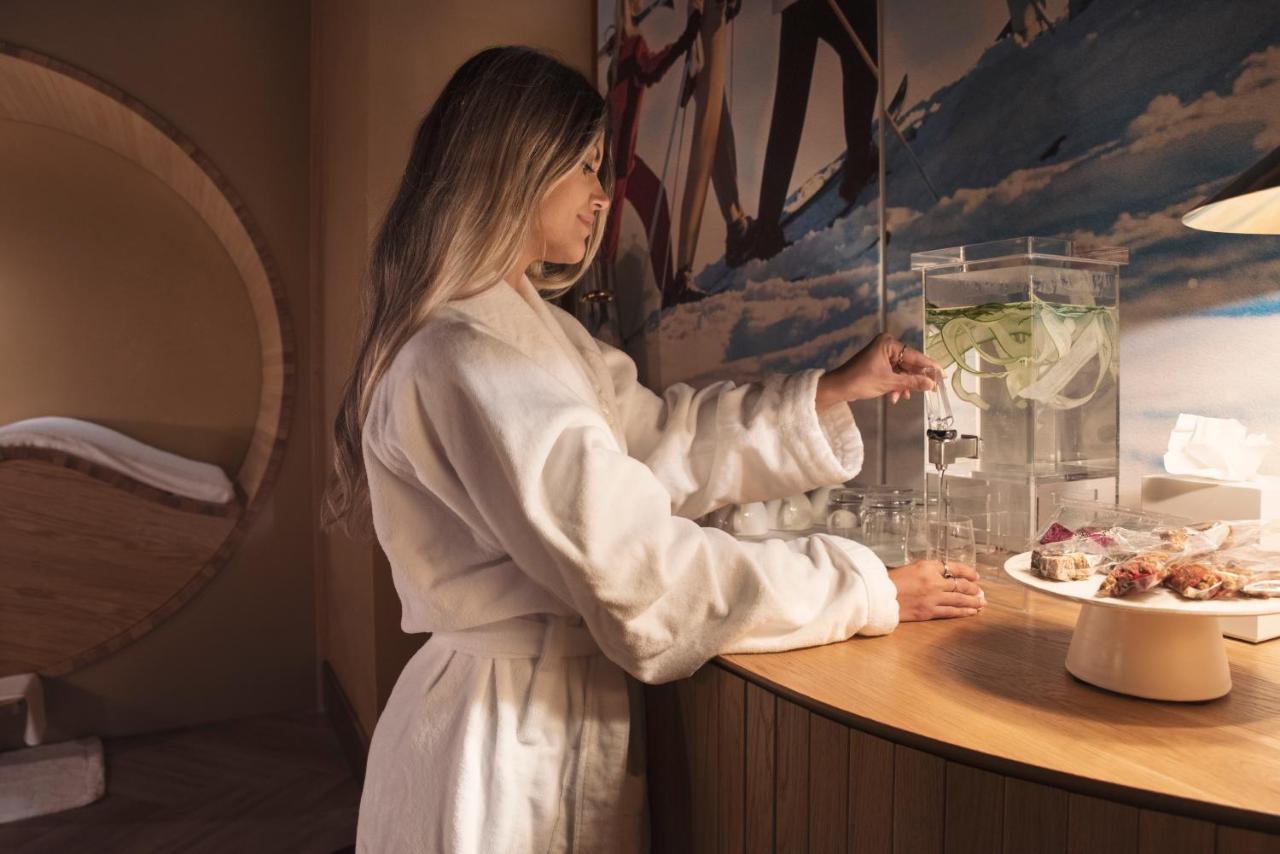 Ette Luxury Hotel & Spa Four Corners Buitenkant foto A woman wearing a bathrobe