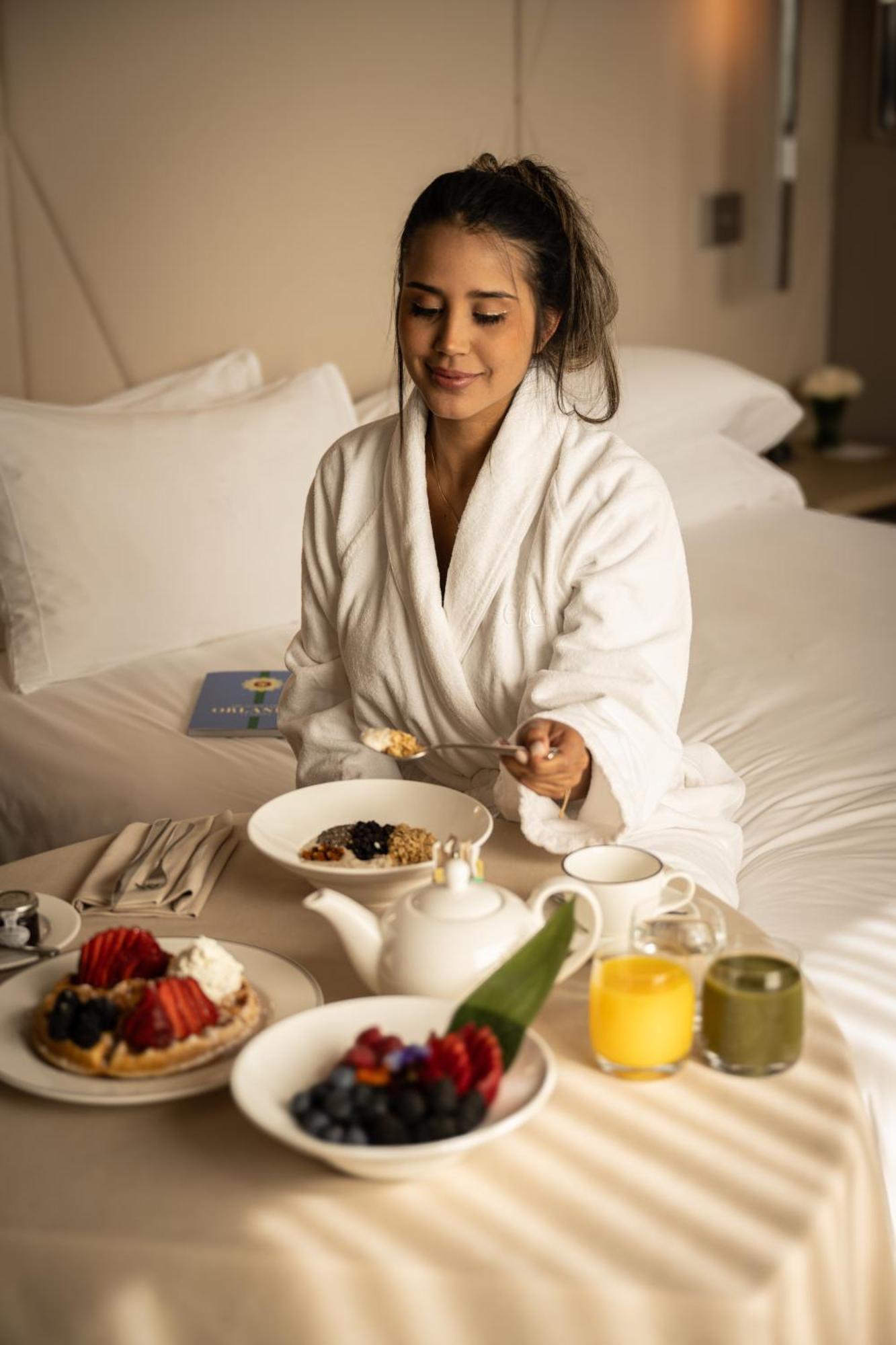 Ette Luxury Hotel & Spa Four Corners Buitenkant foto A woman wearing a bathrobe